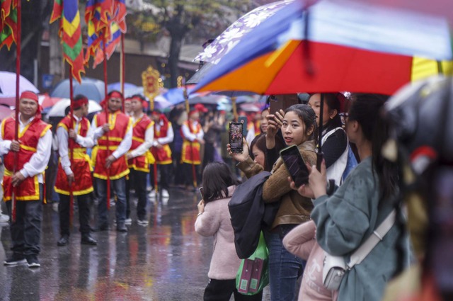 Hàng ngàn người dân &quot;đội mưa&quot; dự hội Lim 2023 - Ảnh 6.