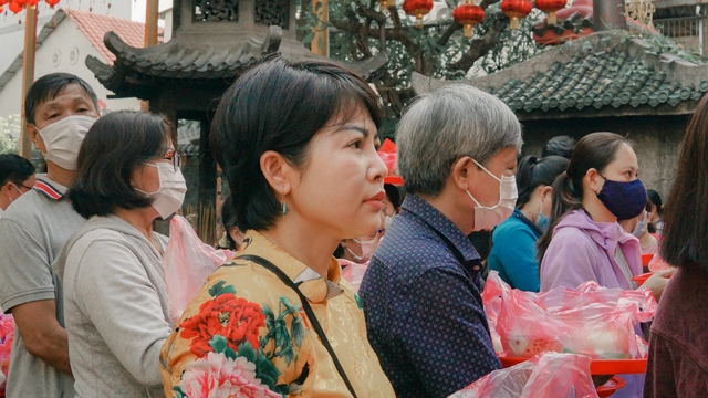 Rằm tháng Giêng, chùa Ngọc Hoàng đông đúc kẻ ngồi người đứng xếp hàng dâng lễ - Ảnh 6.