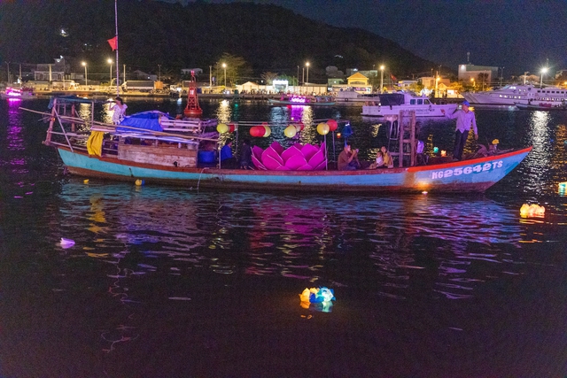 Người dân miền Tây háo hức đi thả đèn ở lễ hội lớn nhất Hà Tiên  - Ảnh 3.