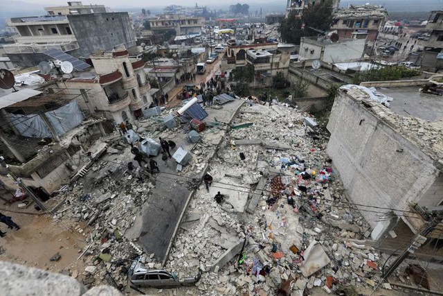 Chùm ảnh: Khung cảnh hoang tàn sau động đất mạnh tại Thổ Nhĩ Kỳ khiến ít nhất 4.300 người thiệt mạng - Ảnh 3.