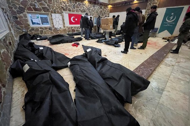 Chùm ảnh: Khung cảnh hoang tàn sau động đất mạnh tại Thổ Nhĩ Kỳ khiến ít nhất 4.300 người thiệt mạng - Ảnh 13.