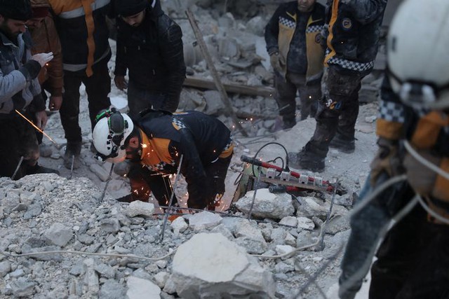 Chùm ảnh: Khung cảnh hoang tàn sau động đất mạnh tại Thổ Nhĩ Kỳ khiến ít nhất 4.300 người thiệt mạng - Ảnh 8.