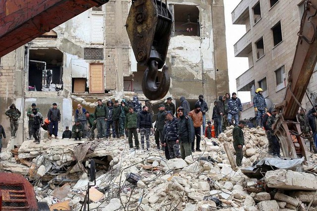 Chùm ảnh: Khung cảnh hoang tàn sau động đất mạnh tại Thổ Nhĩ Kỳ khiến ít nhất 4.300 người thiệt mạng - Ảnh 7.