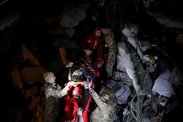 Chùm ảnh: Khung cảnh hoang tàn sau động đất mạnh tại Thổ Nhĩ Kỳ khiến ít nhất 4.300 người thiệt mạng - Ảnh 5.