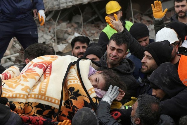 Chùm ảnh: Khung cảnh hoang tàn sau động đất mạnh tại Thổ Nhĩ Kỳ khiến ít nhất 4.300 người thiệt mạng - Ảnh 10.