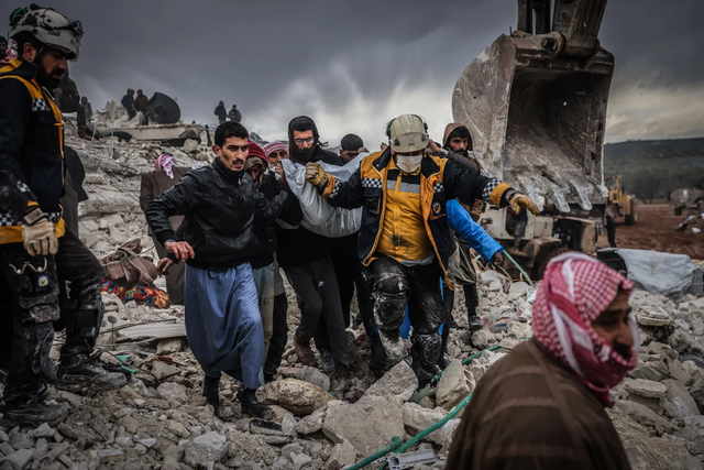 Khung cảnh đổ nát tại Thổ Nhĩ Kỳ và Syria sau trận động đất: Hình ảnh khiến cả thế giới nhói lòng - Ảnh 10.