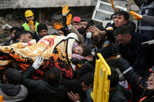 Khung cảnh đổ nát tại Thổ Nhĩ Kỳ và Syria sau trận động đất: Hình ảnh khiến cả thế giới nhói lòng - Ảnh 13.