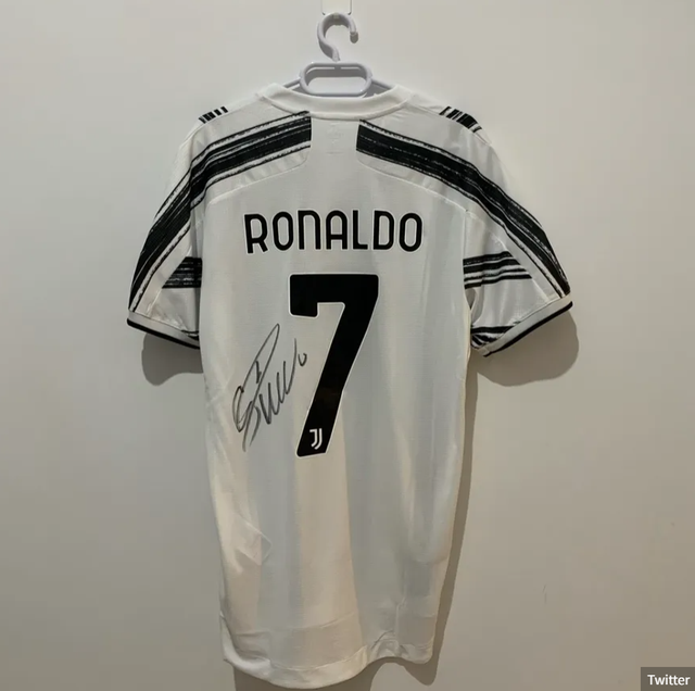 Áo có chữ ký Ronaldo được bán đấu giá để cứu trợ động đất Thổ Nhĩ Kỳ - Ảnh 2.