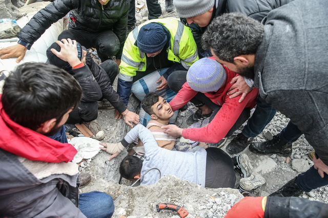 Khung cảnh đổ nát tại Thổ Nhĩ Kỳ và Syria sau trận động đất: Hình ảnh khiến cả thế giới nhói lòng - Ảnh 3.