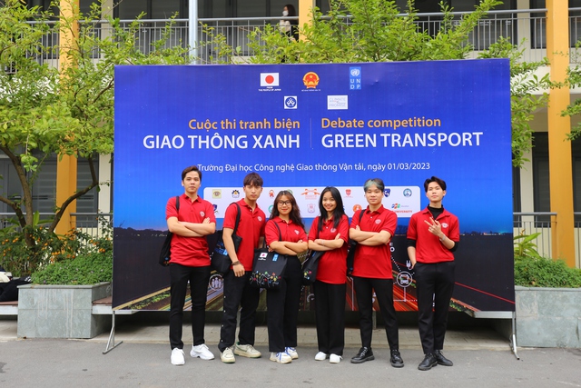 Sinh viên trổ tài tranh biện Giao thông xanh - Ảnh 1. Sinh viên trổ tài tranh biện Giao thông xanh - Ảnh 1.