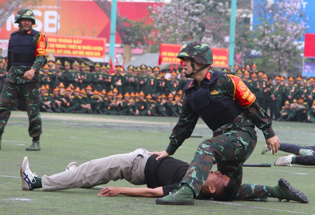 Xem lực lượng vũ trang Nghệ An biểu diễn võ thuật, trấn áp tội phạm - Ảnh 11.