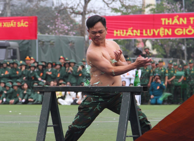 Xem lực lượng vũ trang Nghệ An biểu diễn võ thuật, trấn áp tội phạm - Ảnh 7.