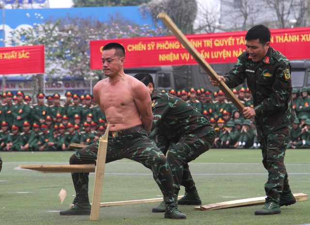 Xem lực lượng vũ trang Nghệ An biểu diễn võ thuật, trấn áp tội phạm - Ảnh 8.