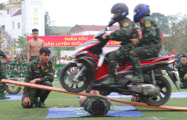 Xem lực lượng vũ trang Nghệ An biểu diễn võ thuật, trấn áp tội phạm - Ảnh 9.