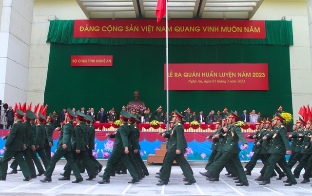 Xem lực lượng vũ trang Nghệ An biểu diễn võ thuật, trấn áp tội phạm - Ảnh 2.