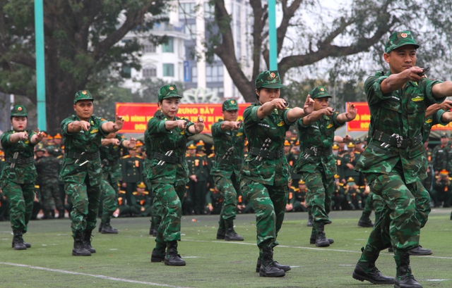 Xem lực lượng vũ trang Nghệ An biểu diễn võ thuật, trấn áp tội phạm - Ảnh 4.
