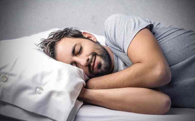 Ngủ muộn hay ngủ ít hại sức khỏe hơn: Từ bỏ ngay kẻo cơ thể bị “bào mòn”, tuổi thọ bị rút ngắn - Ảnh 2.