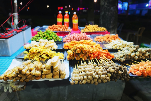 Khách Tây mê mẩn đồ ăn Việt Nam: &quot;Ẩm thực ở đây ngon nhất châu Á&quot; - Ảnh 1.