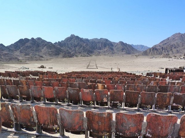Bí ẩn về rạp chiếu phim &quot;tận thế&quot;, được xây dựng trên sa mạc Ai Cập nhưng hơn 30 năm chẳng một bóng người ghé thăm - Ảnh 4.