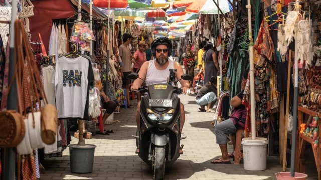 Thiên đường du lịch Bali dự định cấm du khách lái xe máy - Ảnh 1.