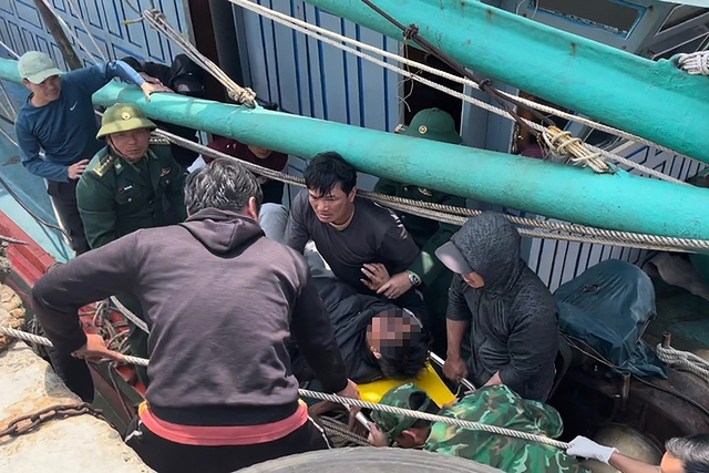 Quảng Bình: Ứng cứu kịp thời ngư dân bị nạn trên biển - Ảnh 1.