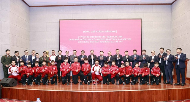 Chủ tịch Quốc hội Vương Đình Huệ thăm Trung tâm Đào tạo bóng đá trẻ PVF - Ảnh 4.
