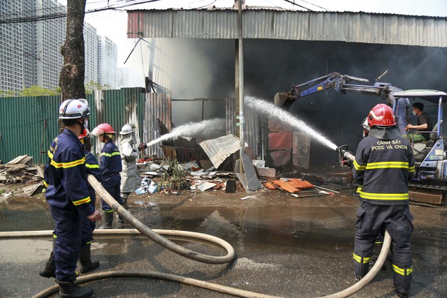 Hà Nội: Cháy lớn thiêu rụi kho vật liệu xây dựng cạnh cây xăng tại Tây Mỗ - Ảnh 4.