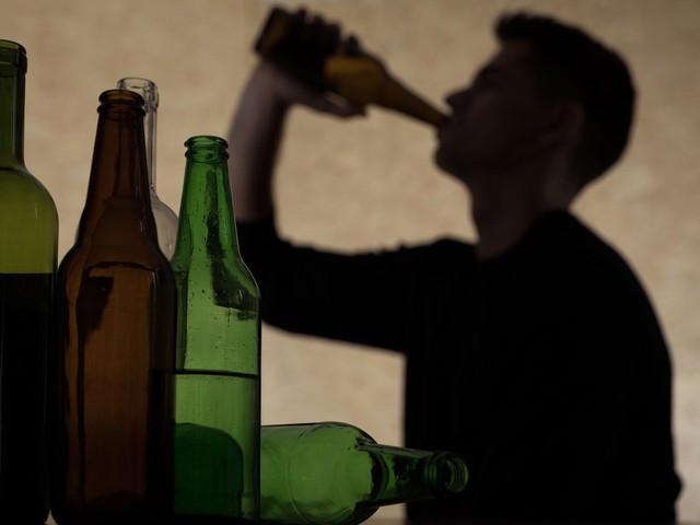 4 loại đồ uống gây hại cho sức khỏe nếu uống vào buổi tối - Ảnh 3.