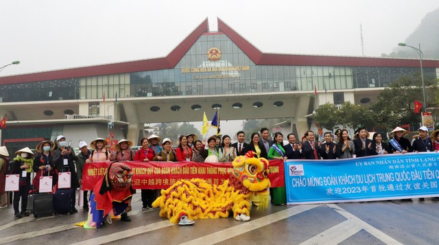 Đón đoàn khách du lịch Trung Quốc đầu tiên trở lại Việt Nam - Ảnh 3.