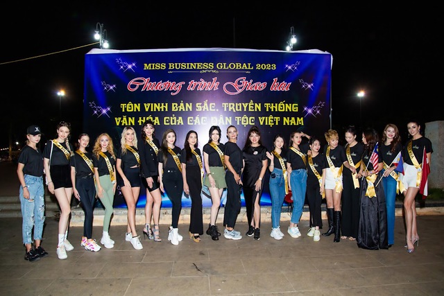 Thí sinh Hoa hậu doanh nhân toàn cầu 2023 hào hứng trải nghiệm sắc màu văn hóa tại huyện Krông Nô - Ảnh 1.