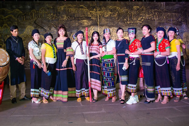 Thí sinh Hoa hậu doanh nhân toàn cầu 2023 hào hứng trải nghiệm sắc màu văn hóa tại huyện Krông Nô - Ảnh 4.