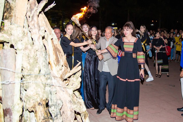 Thí sinh Hoa hậu doanh nhân toàn cầu 2023 hào hứng trải nghiệm sắc màu văn hóa tại huyện Krông Nô - Ảnh 5.