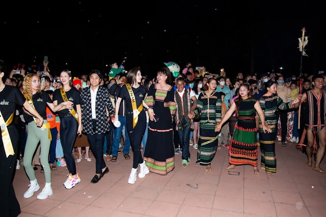 Thí sinh Hoa hậu doanh nhân toàn cầu 2023 hào hứng trải nghiệm sắc màu văn hóa tại huyện Krông Nô - Ảnh 6.