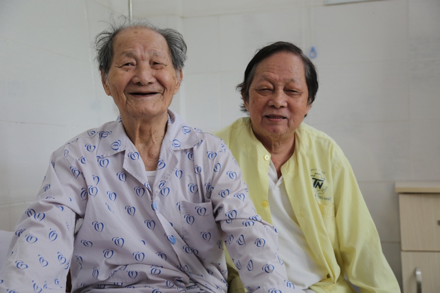 Không đi tiểu được, bàng quang phình to, cụ ông 98 tuổi mừng rỡ khi được bác sĩ cứu chữa kịp thời - Ảnh 1.