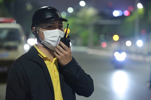 Hà Nội: Cảnh sát hóa trang xử lý nồng độ cồn gần quán nhậu - Ảnh 3.