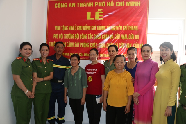 Trung tá Công an tham gia cứu nạn tại Thổ Nhĩ Kỳ xúc động khi được trao nhà ở xã hội - Ảnh 4. Trung tá Công an tham gia cứu nạn tại Thổ Nhĩ Kỳ xúc động khi được trao nhà ở xã hội - Ảnh 4.