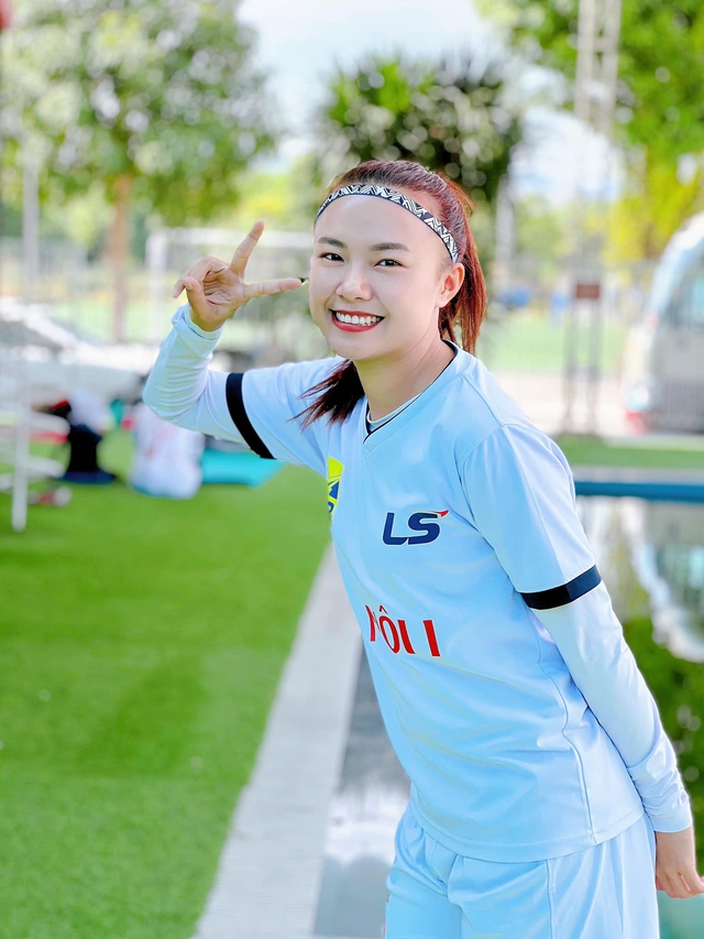 Cầu thủ đội tuyển nữ Việt Nam lên xe hoa, đồng đội phải chúc mừng online vì đang tập luyện chuẩn bị thi đấu - Ảnh 9.