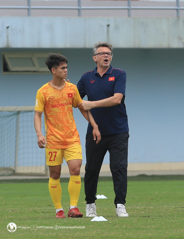 U23 Việt Nam phải chia thành 2 nhóm sang Qatar tham dự giải giao hữu Doha Cup 2023 - Ảnh 1.