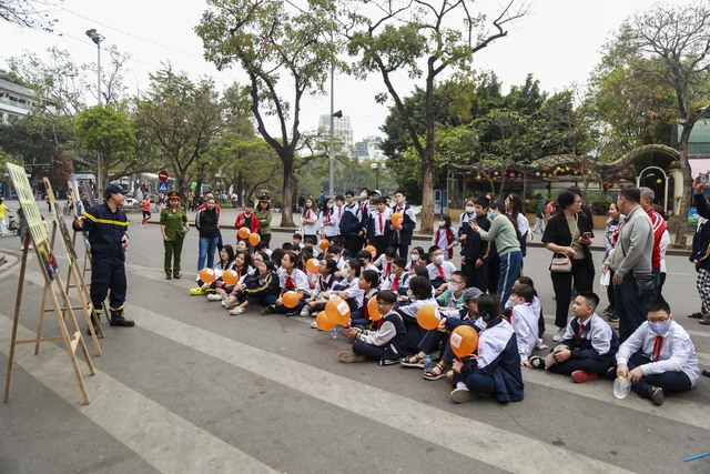 Hà Nội: Công an quận Hoàn Kiếm hướng dẫn người dân kỹ năng phòng cháy, chữa cháy   - Ảnh 1.