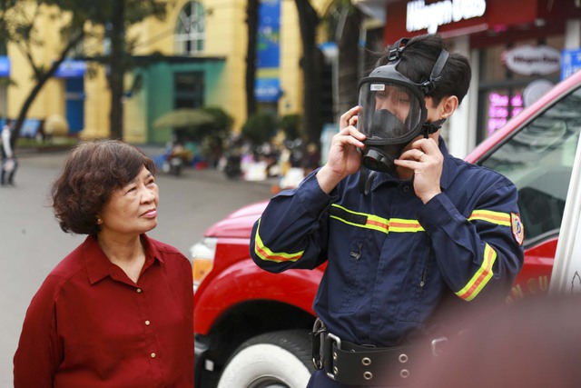 Hà Nội: Công an quận Hoàn Kiếm hướng dẫn người dân kỹ năng phòng cháy, chữa cháy   - Ảnh 2.