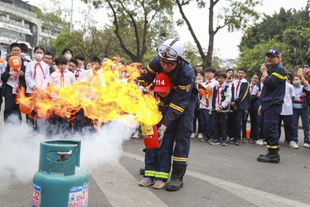 Hà Nội: Công an quận Hoàn Kiếm hướng dẫn người dân kỹ năng phòng cháy, chữa cháy   - Ảnh 8.
