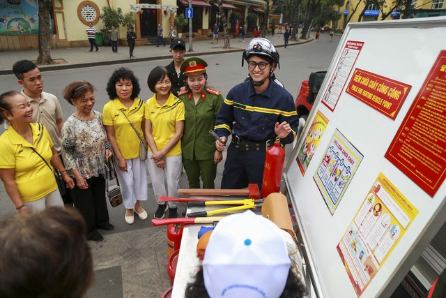Hà Nội: Công an quận Hoàn Kiếm hướng dẫn người dân kỹ năng phòng cháy, chữa cháy   - Ảnh 5.