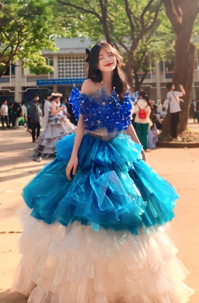 Nữ sinh Bình Thuận xinh như công chúa trong bộ trang phục &quot;lạ&quot;, có tiền chưa chắc mua được - Ảnh 1.