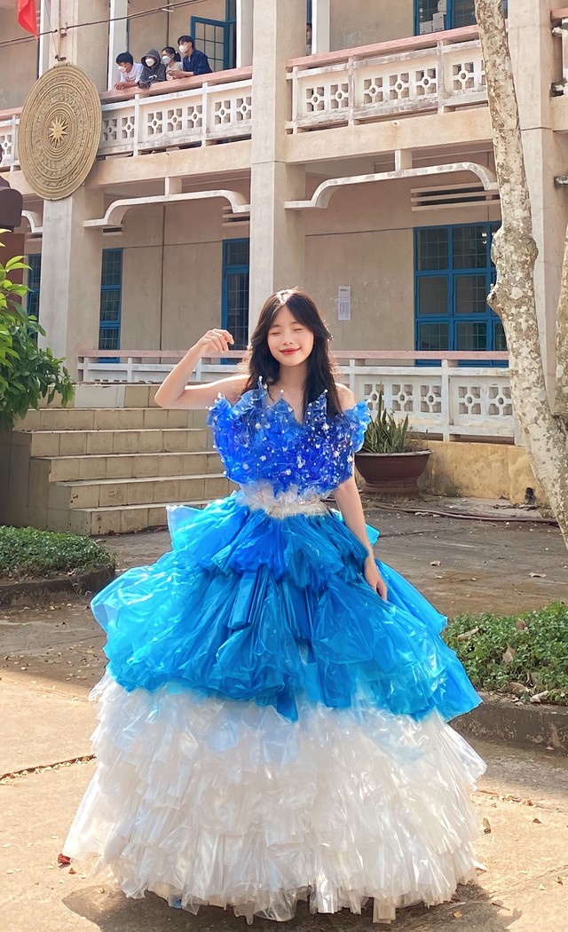 Nữ sinh Bình Thuận xinh như công chúa trong bộ trang phục &quot;lạ&quot;, có tiền chưa chắc mua được - Ảnh 2.