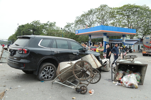 Xe ô tô trèo qua dải phân cách, lao vào hàng loạt xe rác khiến nhiều người hoảng sợ - Ảnh 2.