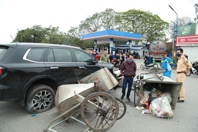 Xe ô tô trèo qua dải phân cách, lao vào hàng loạt xe rác khiến nhiều người hoảng sợ - Ảnh 5.