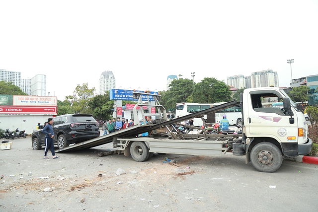 Xe ô tô trèo qua dải phân cách, lao vào hàng loạt xe rác khiến nhiều người hoảng sợ - Ảnh 8.