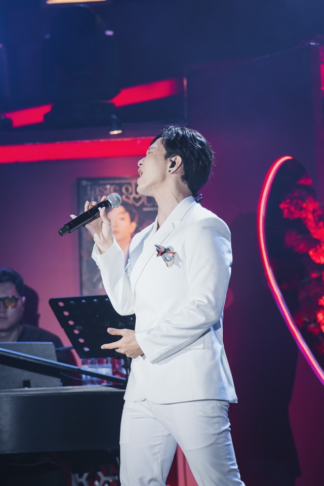 Hoàng Dũng hát thăng hoa 14 ca khúc tự sáng tác trong đêm nhạc về tình yêu - Ảnh 1.