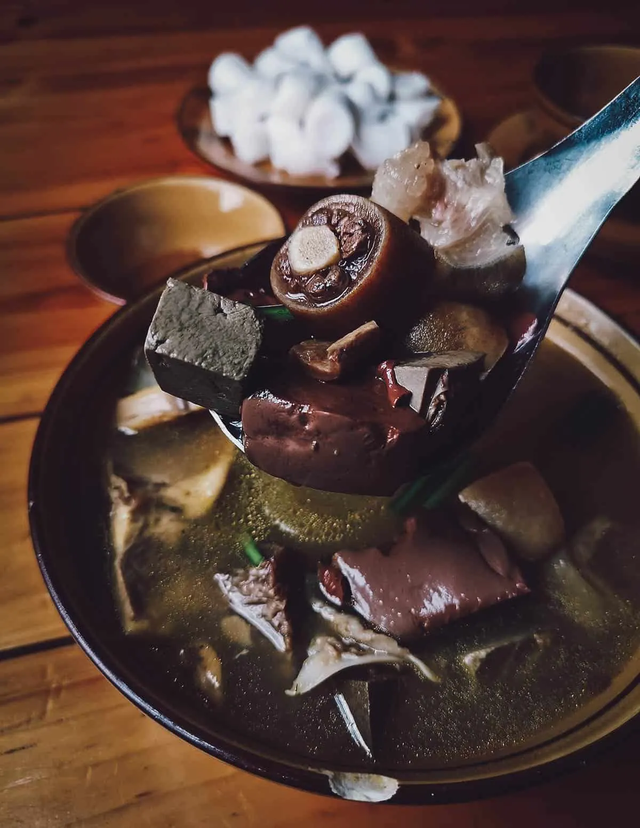 5 món ăn hàng đầu của Việt Nam khiến cặp đôi nước ngoài mê mẩn: Món cuối chỉ dành cho người thích ăn cay - Ảnh 3.