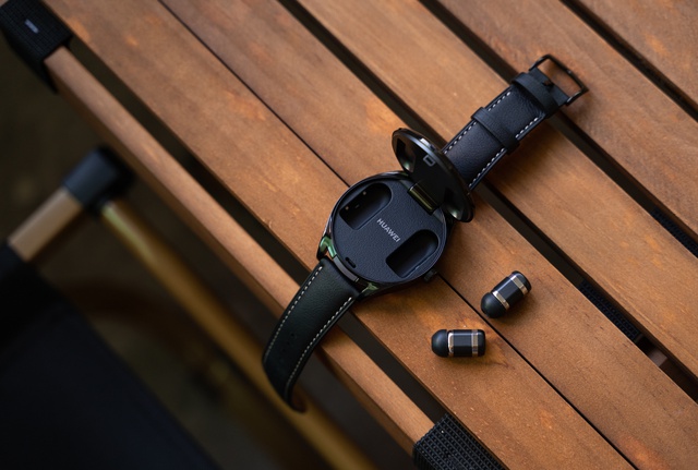 Huawei ra mắt smartwatch độc lạ tích hợp tai nghe không dây, giá 9,9 triệu đồng - Ảnh 1.